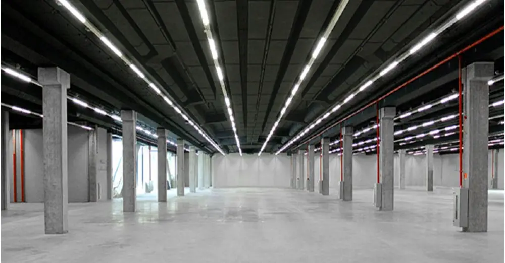 Pavilhão do Pro Magno vazio, só com as colunas de concreto e a iluminação de serviço